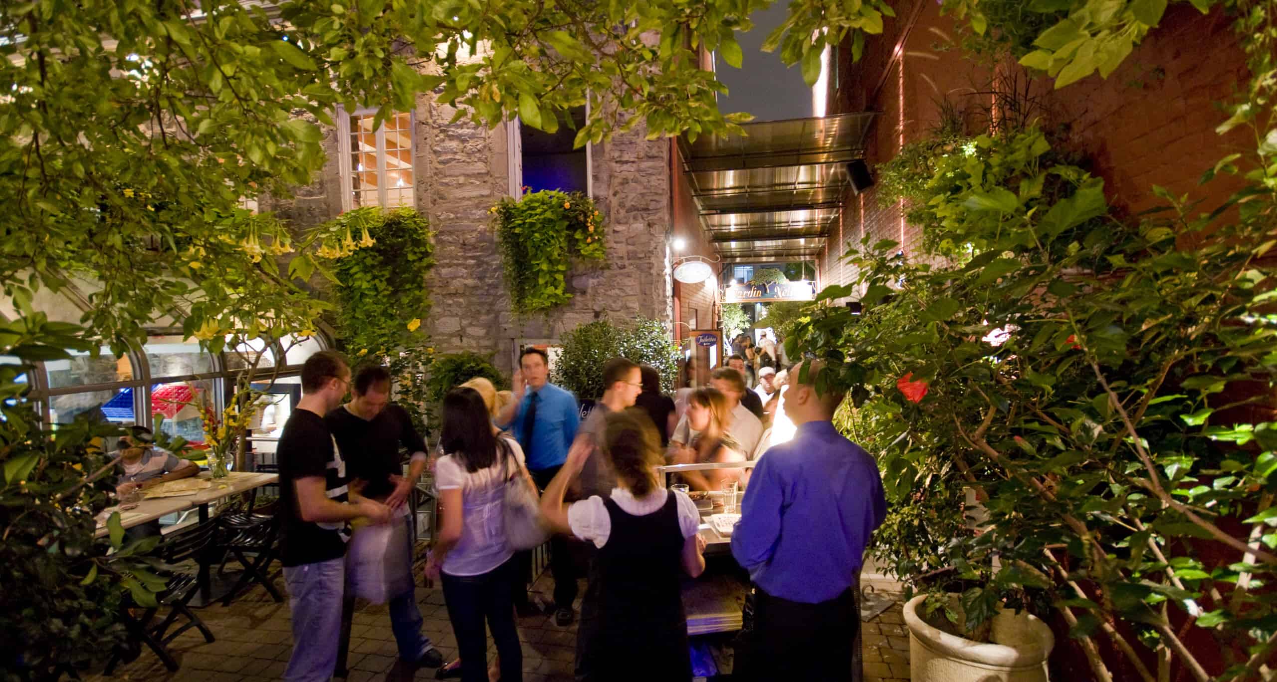 Activités Dans Le Vieux Montréal 2023 • Jardin Nelson • Terrasse